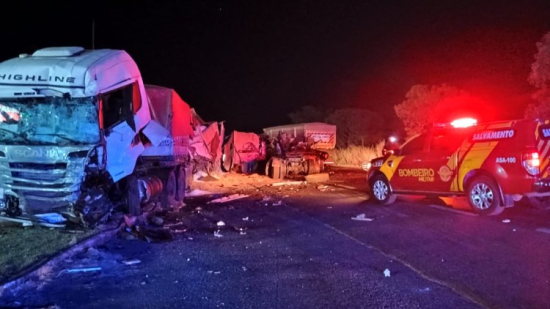 Colisão frontal entre carretas deixa motorista gravemente ferido