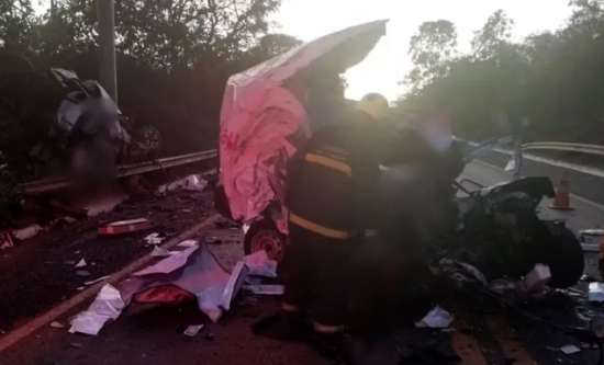 Colisão frontal entre caminhonete e Fiorino deixa quatro mortos