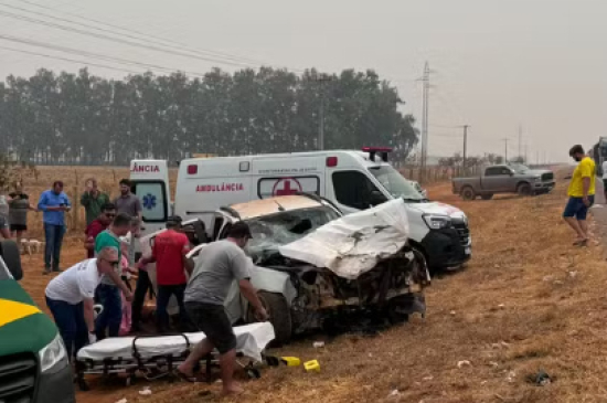 Duas pessoas morrem e quatro ficam feridas em acidente entre caminhonete e carreta em MT