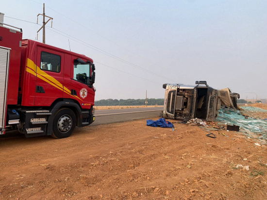 Bombeiros socorrem motorista que perdeu controle de carreta e tombou em rodovia