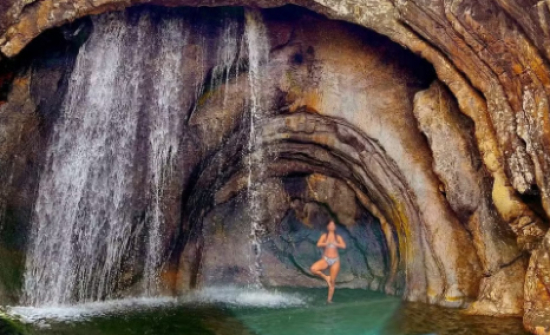 Cachoeira em formato de caracol impressiona na Chapada dos Veadeiros