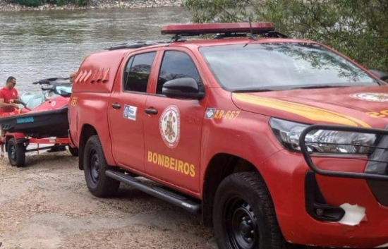 Bombeiros localizam corpos de duas crianças que se afogaram no Rio