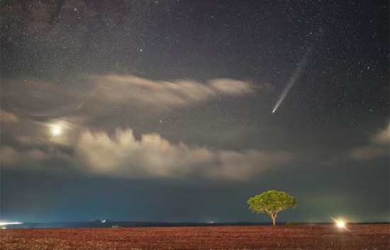 Foto de cometa passando pelo céu em Goiás impressiona