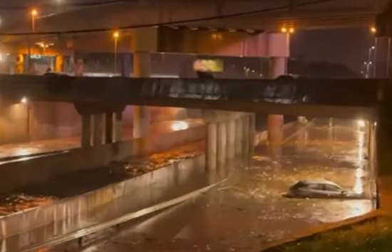 Forte chuva provoca alagamentos e deixa veículos ilhados na Grande Goiânia