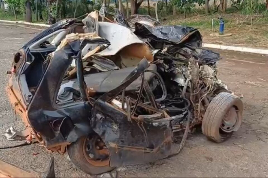 Duas pessoas morrem em colisão frontal entre carro e caminhão