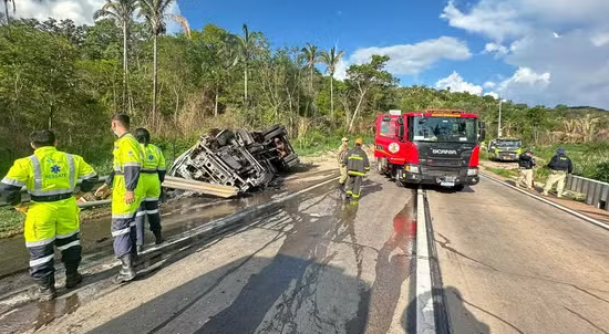 Motorista morre após caminhão tombar e pegar fogo na BR-364 em MT