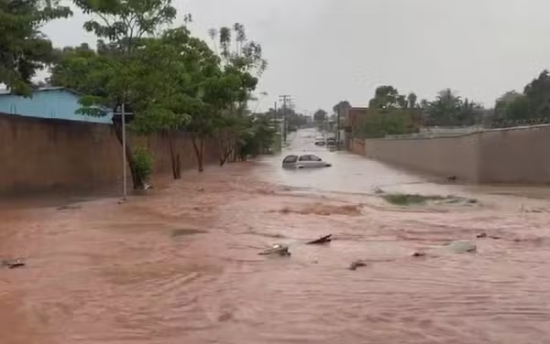 Cidade decreta calamidade pública após temporal provocar destruição no município