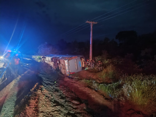 Acidente entre ônibus e caminhão deixa duas crianças mortas e 27 feridos na BR-158