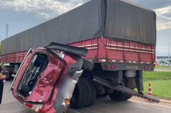 Engavetamento entre carretas e carro deixa veículo prensado na BR-163